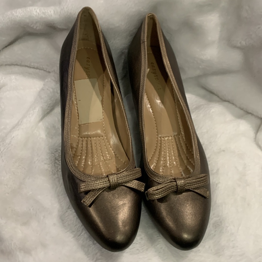 New Easy Spirit  pewter heels with bow Size 10m